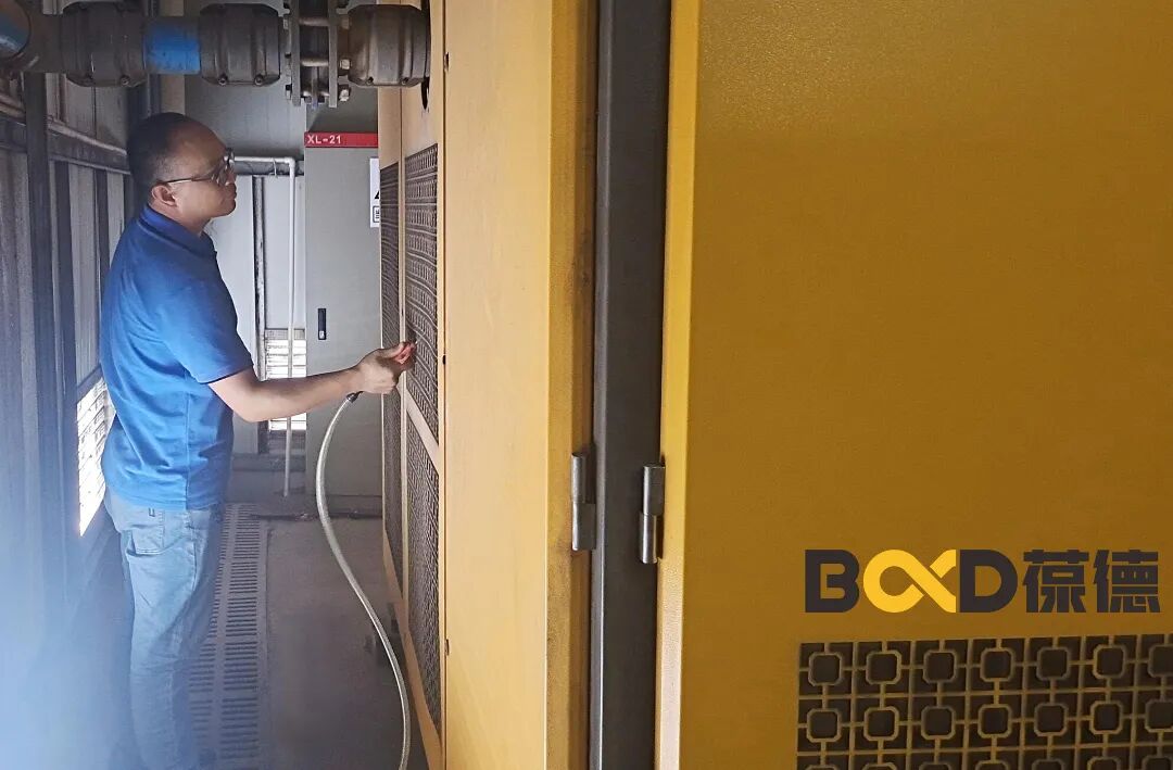 定期由內向外吹掃冷卻器
