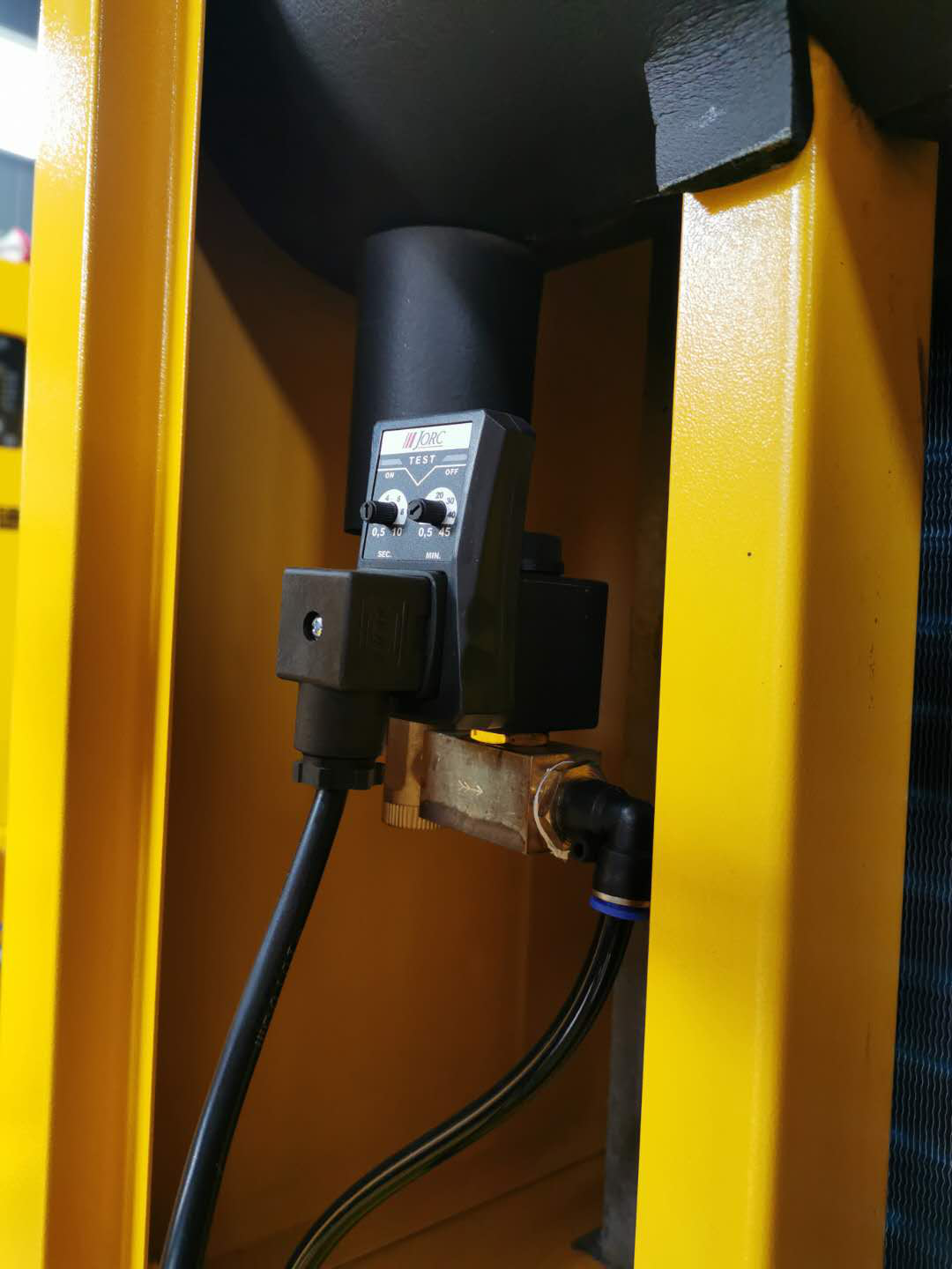 激光切割用一體式空壓機除水排污的重要性