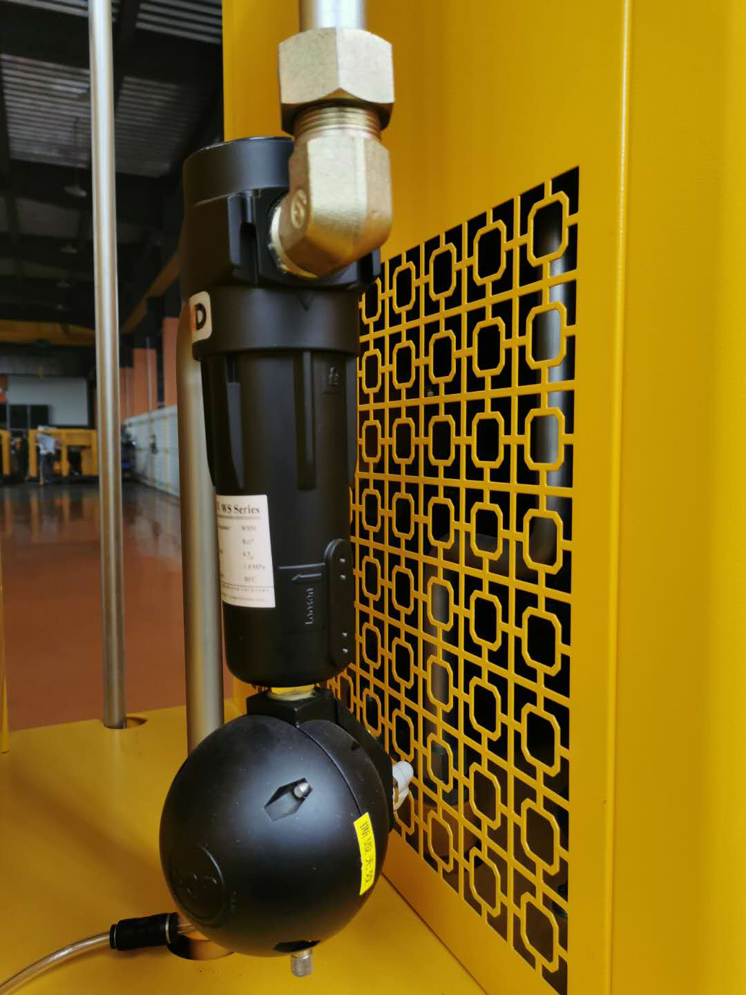 激光切割用一體式空壓機除水排污的重要性