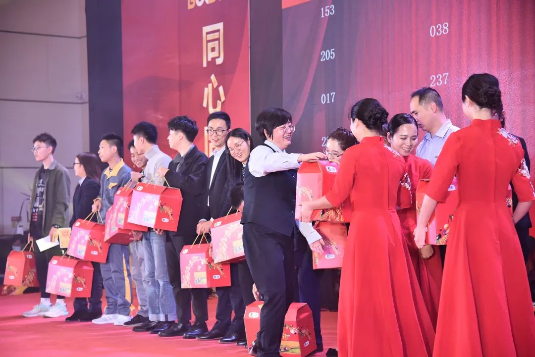 同心同德 共創共贏｜葆德控股集團2022迎新年會虎力全開，勢在必燃！