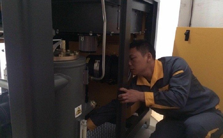 葆德售后技術員正在安裝空壓機
